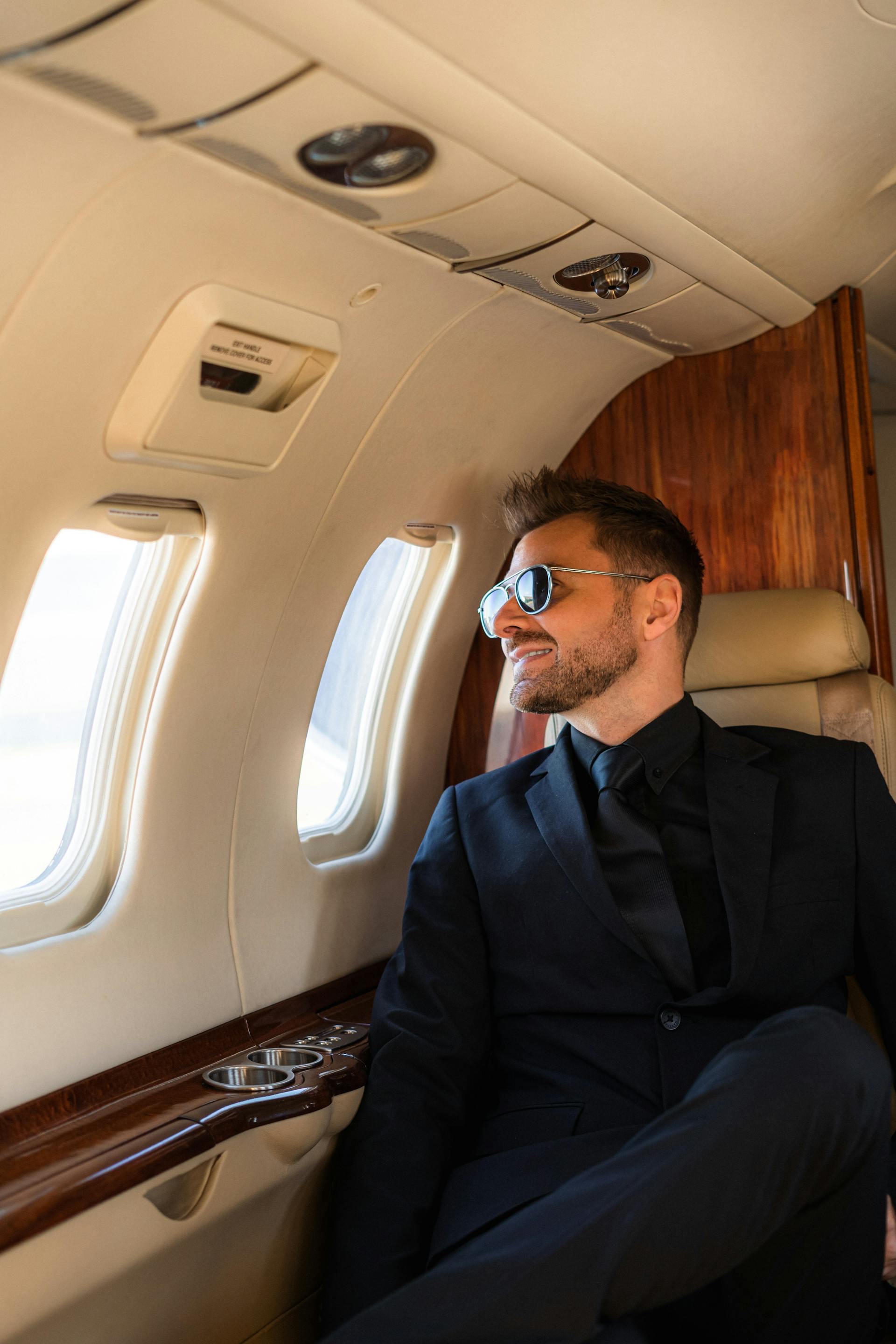Professionele zakenman in luxe privéjet cabine